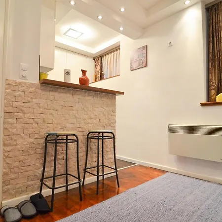 Old Town Apartment *